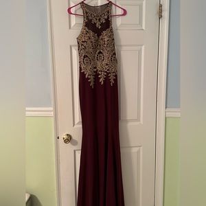Stunning burgundy sleeveless XSCAPE gown.